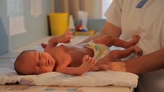 Schlafgewohnheiten des Babys Mütze aufsetzen Im Elternbett schlafen [upl. by Yadseut]