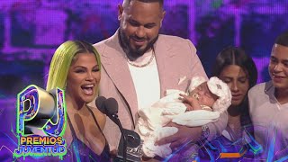 La bebé de Natti Natasha y Raphy Pina se roba el show en Premios Juventud [upl. by Bolanger]