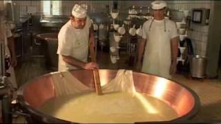 Come si fa il ParmigianoReggiano 03  lavorazione [upl. by Abebi703]