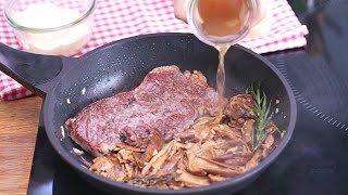 Entrecôte servie avec une sauce aux champignons  Demotivateur Food [upl. by Llerdnek433]