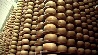 Grana Padano storia e produzione del formaggio DOP più venduto al mondo [upl. by Meletius]